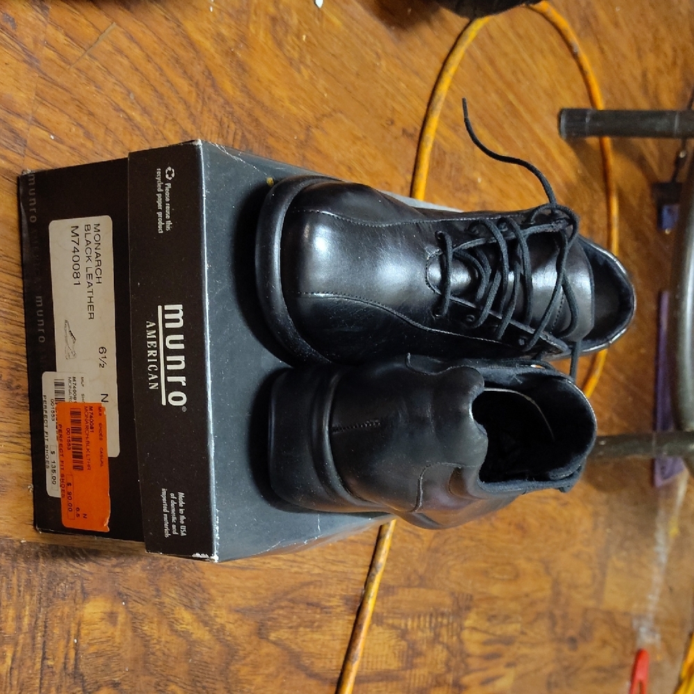 Munro Black Leather Oxfords Classic Design